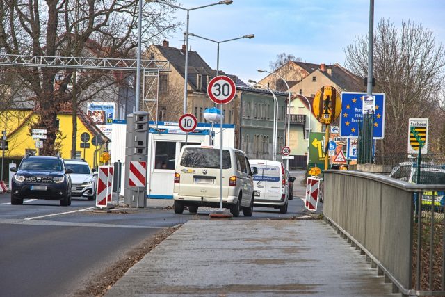 Na hranici s Německem v Žitavě je nově rychlost snížená na 10 km/h | foto: Jaroslav Hoření,  Český rozhlas