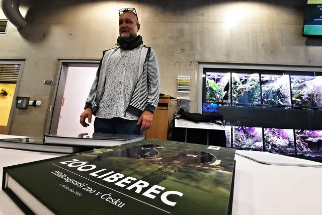 Ředitel zoo Liberec David Nejedlo s publikací o historii zahrady | foto: Tomáš Mařas,  Český rozhlas