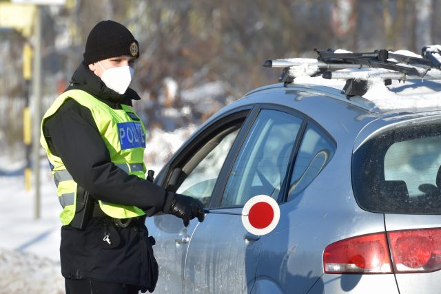 Policista kontroluje řidiče automobilu v Chodově na hranici okresů Sokolov a Karlovy Vary | foto: Slavomír Kubeš,  ČTK