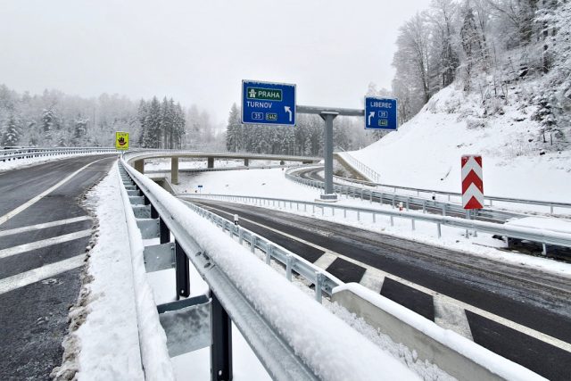 Zrekonstruovaná mimoúrovňová křižovatka Rádelský mlýn na silnici I/35 už je plně otevřená | foto: Liberecký kraj