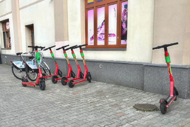Sdílená kola a koloběžky u libereckého nádraží | foto: Eliška Marinská