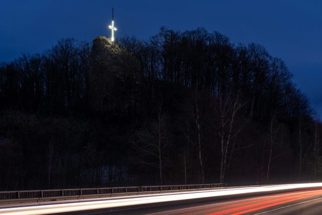 U hlavní silnice z České Lípy do Liberce,  nedaleko Nového Boru,  svítí o Velikonocích kříž. Foto: Petr Germanič | foto: Městský úřad Nový Bor