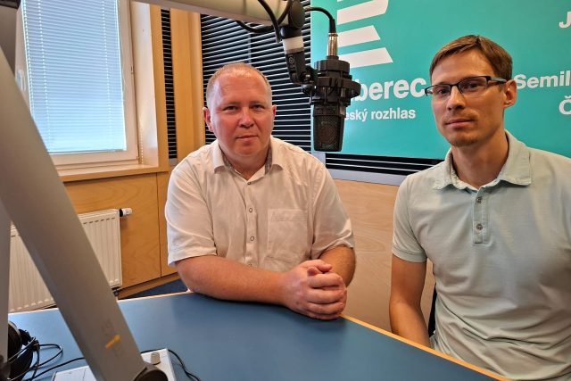 Zleva: Nezávislý místostarosta Turnova Jan Lochman  (nez.,  Hnutí PROTO),  stavební inženýr Miroslav Fejfar z vedení spolku Pro tunel rájem | foto: Michal Balák,  Český rozhlas