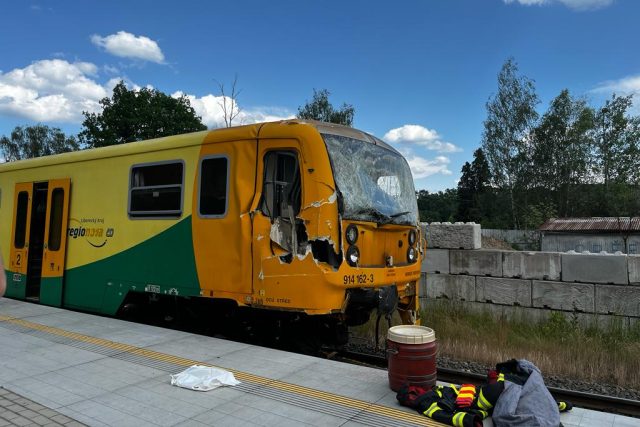 Srážka osobního vlaku s nákladním autem u Stráže nad Nisou 21. června 2023 | foto: Johana Tománková