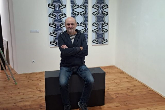 Sklářský výtvarník Zdeněk Lhotský na vernisáži výstavy svých děl v Jablonci nad Nisou | foto: Jana Švecová,  Český rozhlas