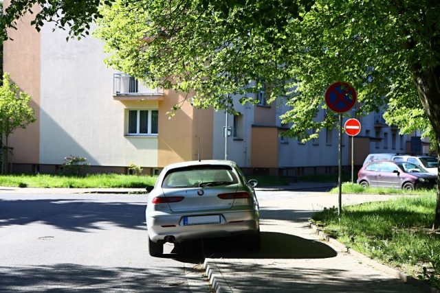 Takhle parkují někteří řidiči v Turnově | foto: Zdenka Štrauchová