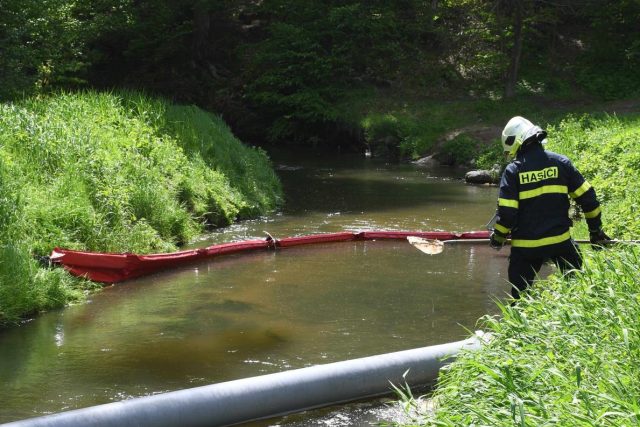Hasiči u Ploučnice trénovali sběr látky z hladiny řeky | foto: HZS Libereckého kraje