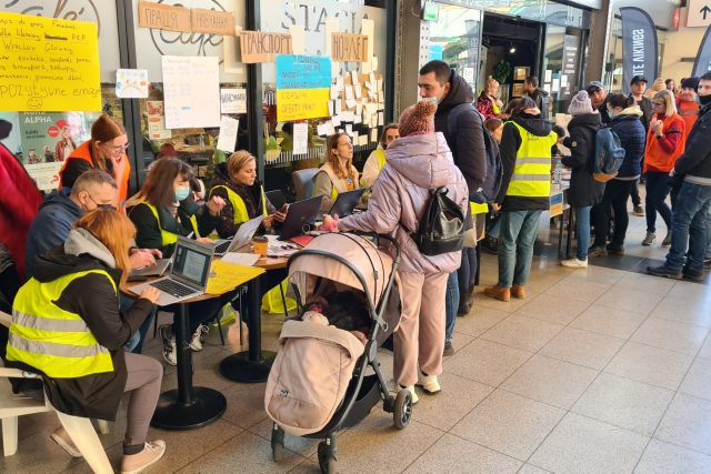 Polští dobrovolníci na wroclawském nádraží pomáhají ukrajinským uprchlíkům | foto: Michal Jemelka,  Český rozhlas