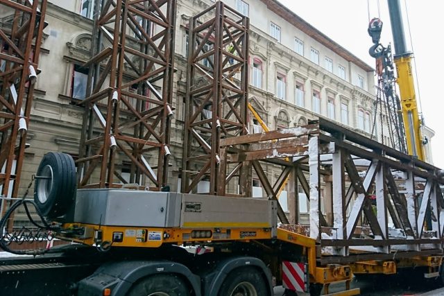 Odstraňování kovové konstrukce z budovy střední školy v Podhorské ulici | foto: Lenka Marková,  Český rozhlas