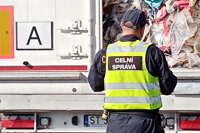 Odpad z Itálie přivezly do Doks polské kamiony | foto: posluchačka Českého rozhlasu