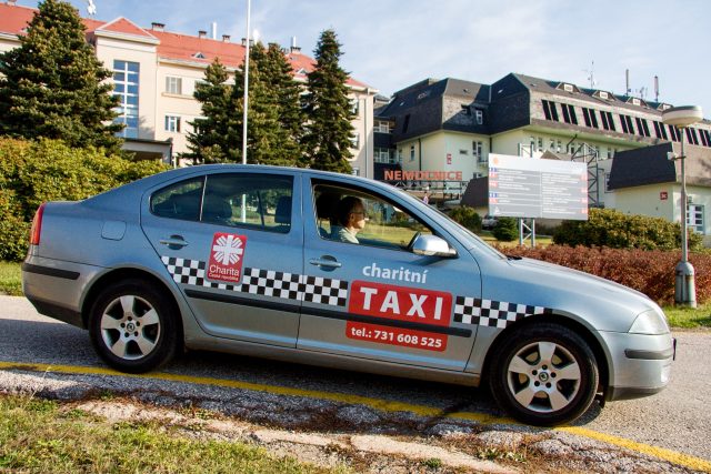  Charitní taxi je určené pro seniory i pro rodiče na mateřské dovolené | foto: Jaroslav Hoření