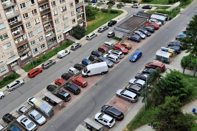 Parkování na sídlišti | foto: Klára Šváchová