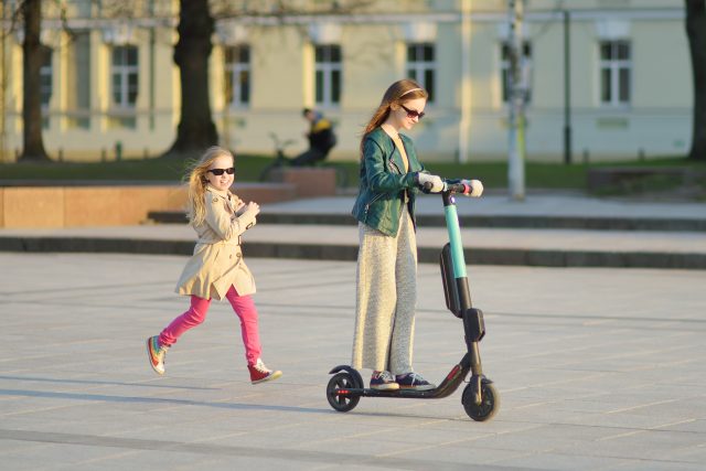 Elektrické koloběžky mají vysoko položená řídítka | foto: Shutterstock