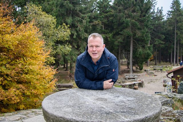 Marek Řeháček v kraji,  kde se nespěchá. Konkrétně u kamenného stolu u rozhledny Štěpánka | foto: Jaroslav Hoření,  Český rozhlas