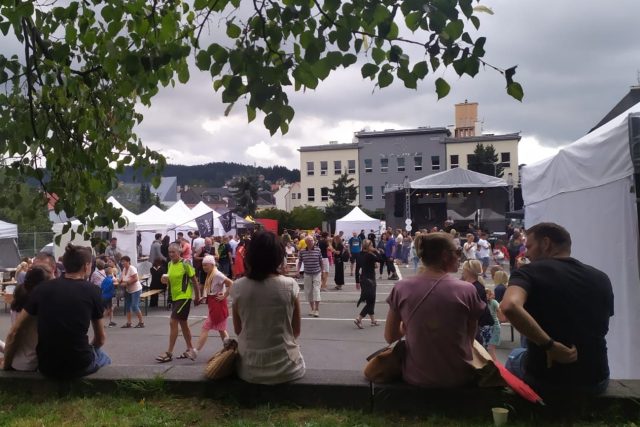 První ročník festivalu Jablonecká Perle na Horním náměstí v Jablonci nad Nisou,  které jinak slouží jako velkokapacitní parkoviště.jpg | foto: Jana Pavlíčková,  Český rozhlas