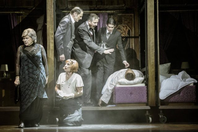 Liberecké Divadlo F. X. Šaldy uvádí premiéru adaptace slavné detektivky Vražda v Orient Expresu. | foto: Petr Neubert