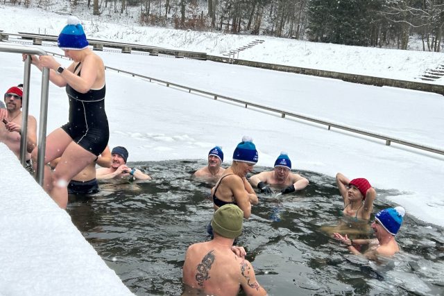 Na Lesním koupališti v Liberci se opět sešli otužilci k tradiční zimní koupeli | foto: Jiří Jelínek,  Český rozhlas