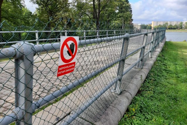 Hráz jablonecké přehrady je uzavřená. Omezení potrvá více než rok. | foto: Šárka Škapiková,  Český rozhlas