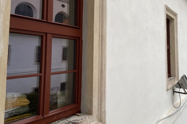 Vyměněno je zatím 50 oken,  památkáři vracejí původní,  barokní červenou,  barvu rámům | foto: Jiří Jelínek,  Český rozhlas,  Český rozhlas
