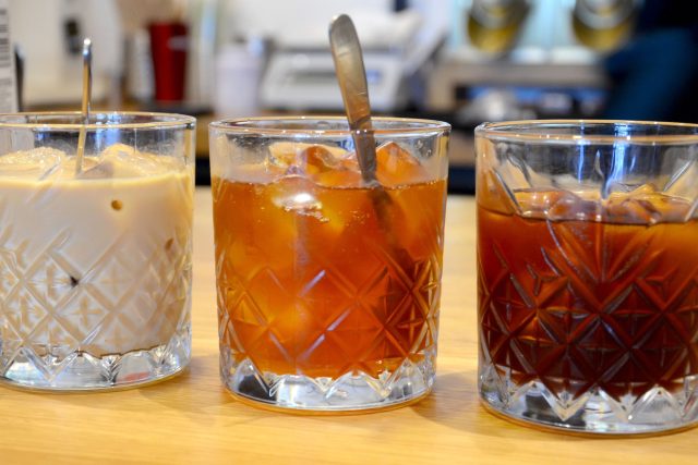 Připravit si můžete,  zleva,  ledové latté,  coffee tonic nebo cold brew | foto: Jolana Nováková,  Český rozhlas