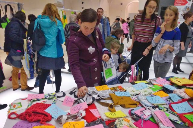 V liberecké Oblastní galerii bylo na Kašparově taškaření 2018 k zakoupení přes 500 tašek | foto: Lucie Fürstová