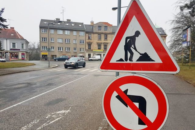 Značka upozorňující řidiče na opravy na silnici v Turnově | foto: Jaroslava Mannová