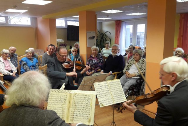 Smyčcové Panochovo kvarteto hraje seniorům v semilských Sociálních službách | foto: Ivana Bernáthová