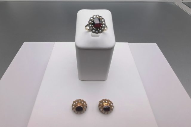 Turnovské muzeum vystavuje sadu granátových šperků paní Hermannové | foto: Tomáš Mařas,  Český rozhlas