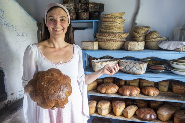 Podle pekařky je tradiční pečení chleba příjemná a tichá práce | foto: Petr Bíma,  Freedlantsko.eu