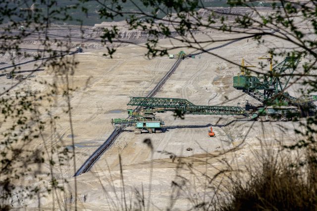Hnědouhelný důl v Polsku zásobuje uhlím hlavně sousední elektrárnu. Obyvatelé z příhraničí se obávají ztráty vody,  zvýšení hluku a prašnosti | foto: Profimedia