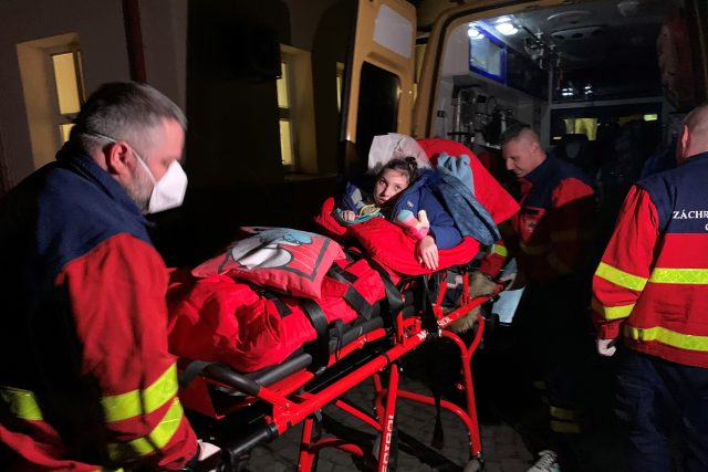 Záchranáři pomohli s převozem těžce postižené dívky z Kyjeva do Pardubic | foto: Josef Ženatý,  Český rozhlas