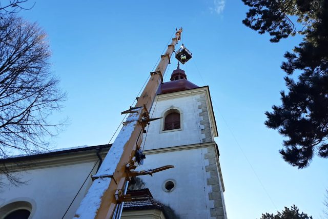 Osazení věže kostela svatého Bartoloměje v Hrádku nad Nisou | foto: Jana Pavlíčková,  Český rozhlas