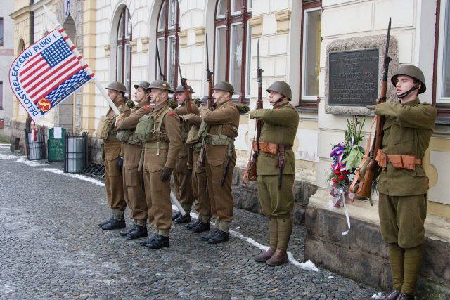 Dramatické události z ledna 1943 si připomněli v Rovensku pod Troskami s Rotou Nazdar | foto: Jaroslav Hoření