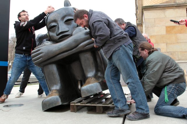 Kvůli nové výstavě musela dočasně uvolnit místo Rónova socha čerta | foto: Oblastní galerie Liberec