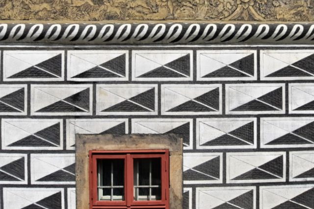 Zdi červeného domu v České Lípě jsou ve skutečnosti černobílé | foto: Tomáš Mařas,  Český rozhlas