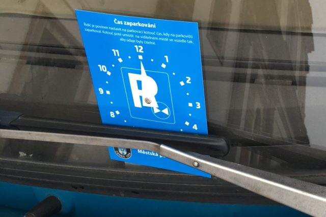 Na vymezených místech v centru Mimoně budou muset mít řidiči od července tzv. parkovací kotouče  (ilustrační snímek) | foto: Tomáš Mařas,  Český rozhlas