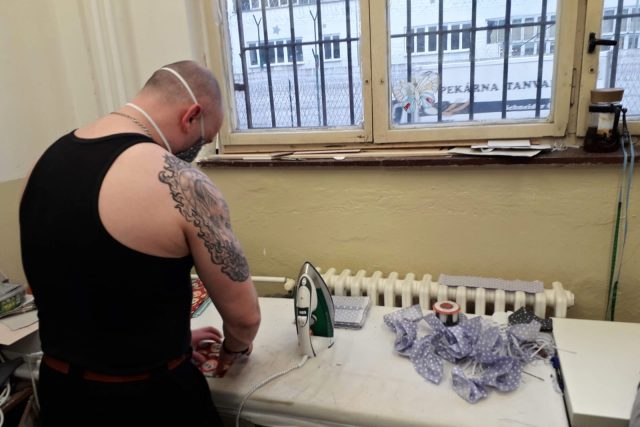 Odsouzení v rýnovické věznici dobrovolně šijí roušky i takzvané empírové pláště | foto: Vězeňská služba České republiky