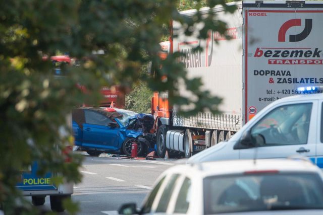 Na frekventované silnici 38 nedaleko Doks na Českolipsku se 8. srpna 2018 ráno střetl kamion s osobním vozem.  | foto: Vít Černý,  ČTK
