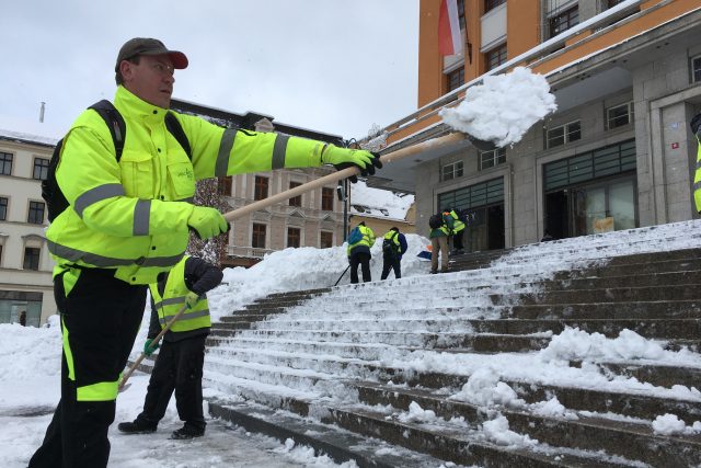 Úklid sněhu před jabloneckým magistrátem | foto: Jiří Jelínek