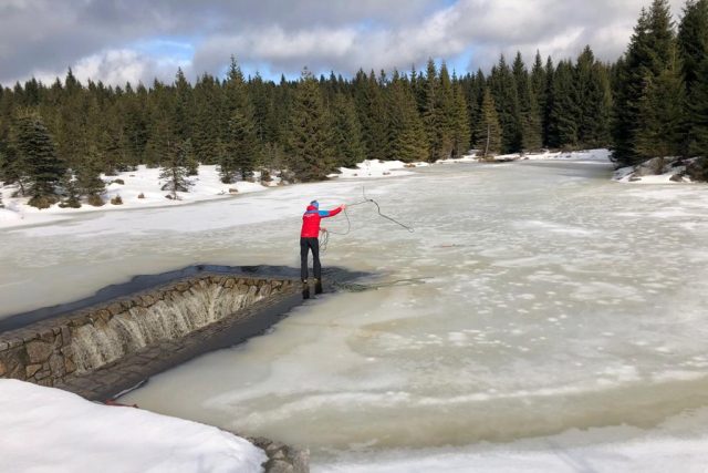 Záchranáři zachraňovali lyži ze zamrzlé nádrže,  led je velmi tenký | foto: Šárka Škapiková,  Český rozhlas
