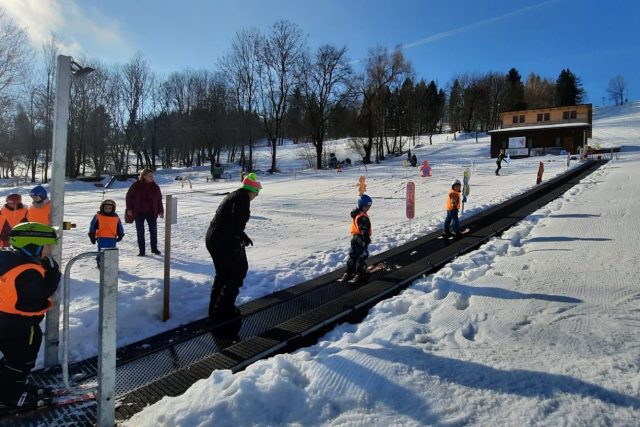 Ve školičce lyžování na Kozákově se malí lyžaři nejprve naučí brzdit,  teprve pak jdou na svah | foto: Ivana Bernáthová,  Český rozhlas