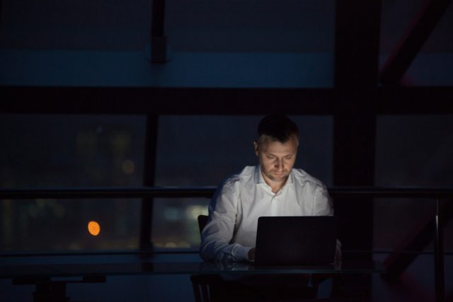 Muž s počítačem | foto: Shutterstock