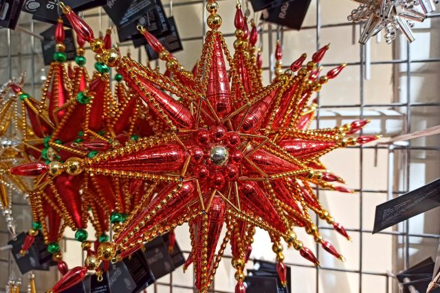 Hvězdičky jsou jedním z nejoblíbenějších tvarů vánočních ozdob z ponikelských perliček | foto: Jaroslav Hoření,  Český rozhlas