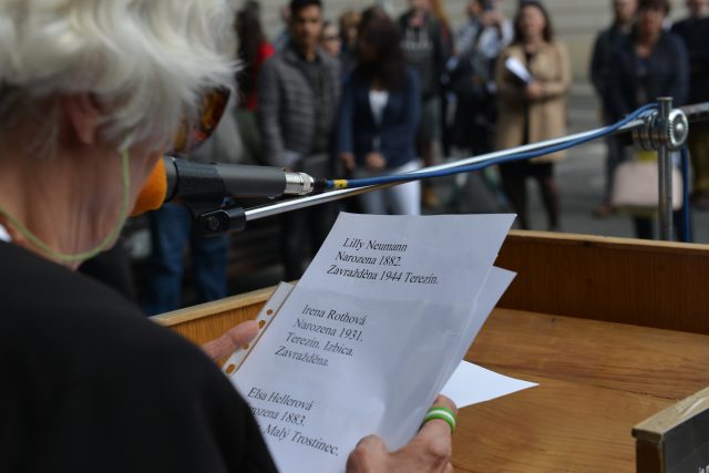 Ve 21 českých městech ve čtvrtek zněla čtená jména obětí holokaustu. Jedním z nich byl i Liberec | foto: Liberecký kraj