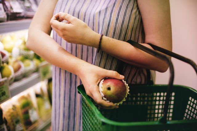 Nakupování potravin – nákup – supermarket | foto:  rawpixel.com,  Pexels,  CC0 1.0