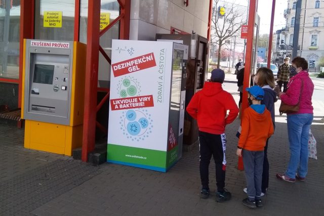 Automat na dezinfekci je v Liberci na terminálu MHD Fügnerova | foto: Hana Hauptvogelová,  Český rozhlas