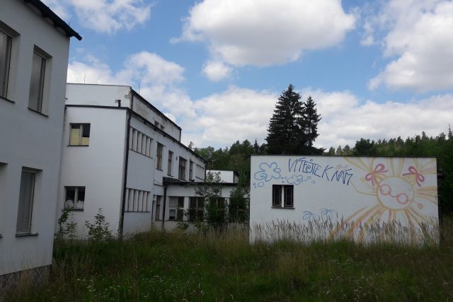 Budova bývalé dětské ozdravovny v Radostíně potřebuje několikamilionovou investici. | foto: Ivana Bernáthová,  Český rozhlas