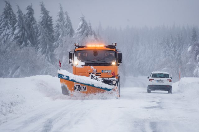 Silničáři v Libereckém kraji budou v zimě udržovat 2000 kilometrů vozovek  (ilustrační snímek) | foto: Michal Šula,  MAFRA / Profimedia