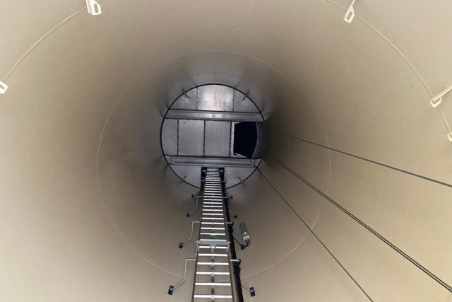 Tubus větrné elektrárny v Horní Řasnici má na výšku 85 metrů,  nahoru se technici dostávají po žebříku či výtahem | foto: Johana Tománková