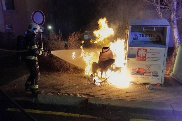 V Libereckém kraji řešili hasiči během silvestrovské noci hlavně menší požáry kontejnerů a pyrotechniky.jpg | foto: HSZ Libereckého kraje